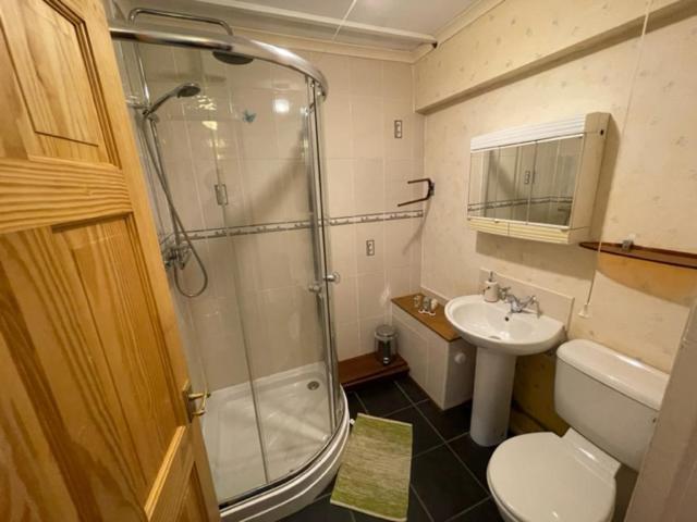 West End Hidden Gem - Modern 2-bedroom With Residents Patio Apartment Glasgow