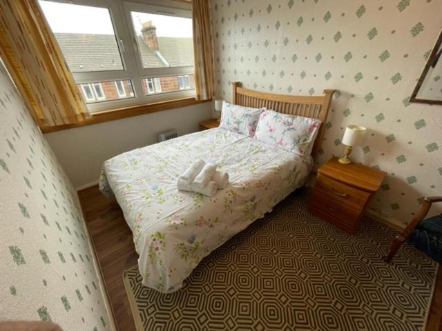 West End Hidden Gem - Modern 2-bedroom With Residents Patio Apartment Glasgow