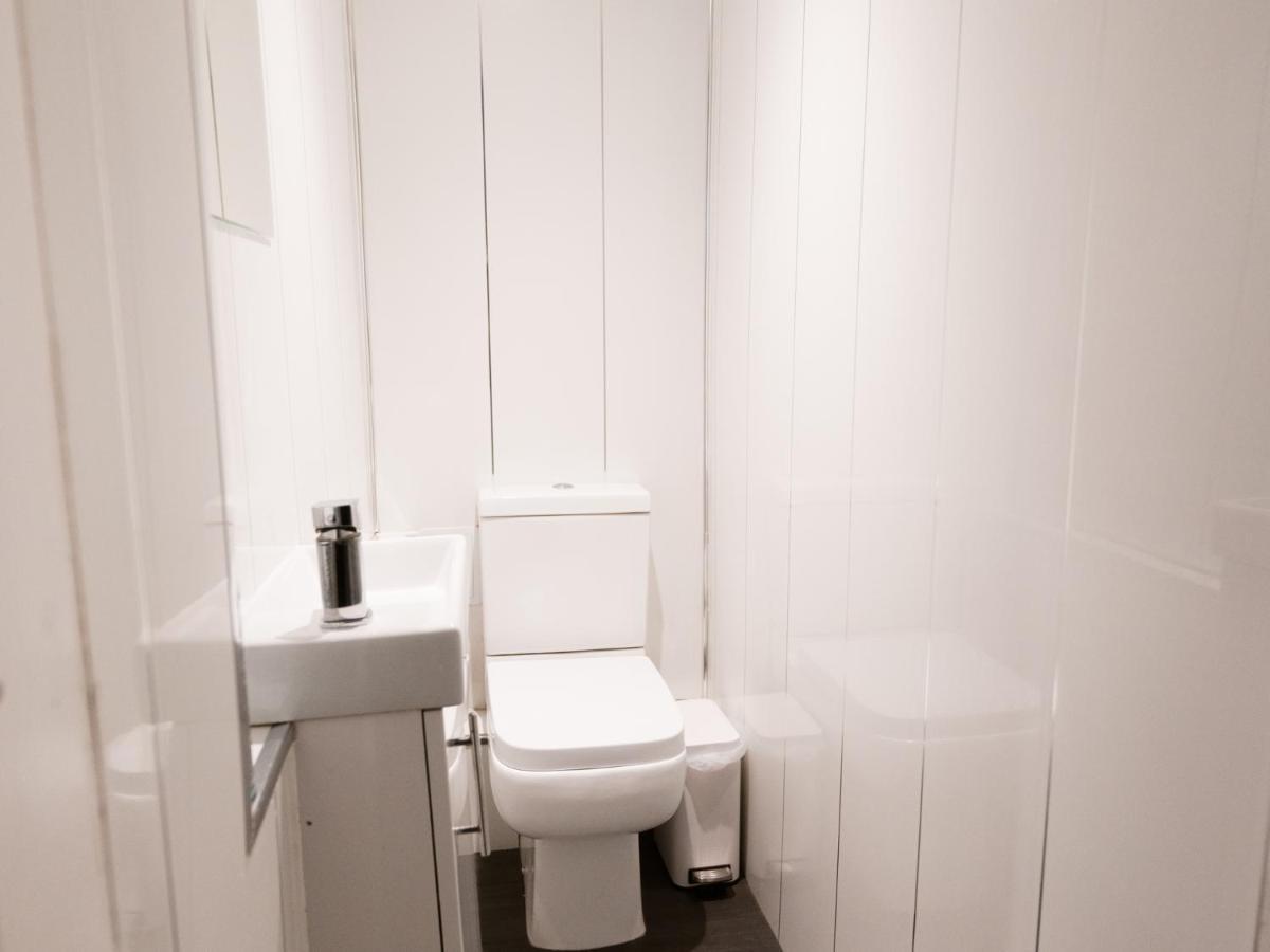 Per7-fm - 1 Bed Ground Floor Flat, Near Cessnock Subway * Glasgow
