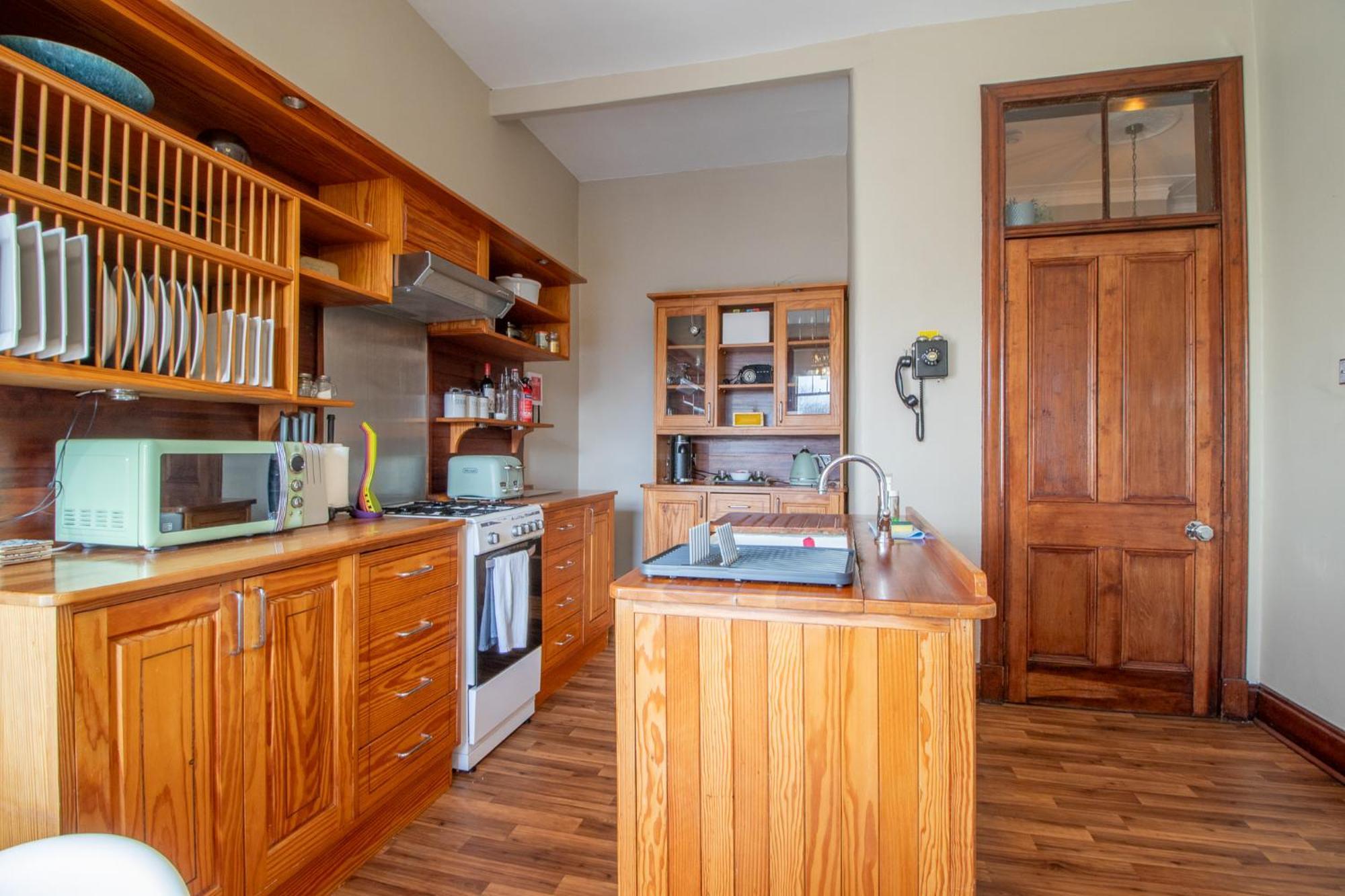 Pass The Keys Beautiful, Traditional 2 Bed Flat W Free Parking