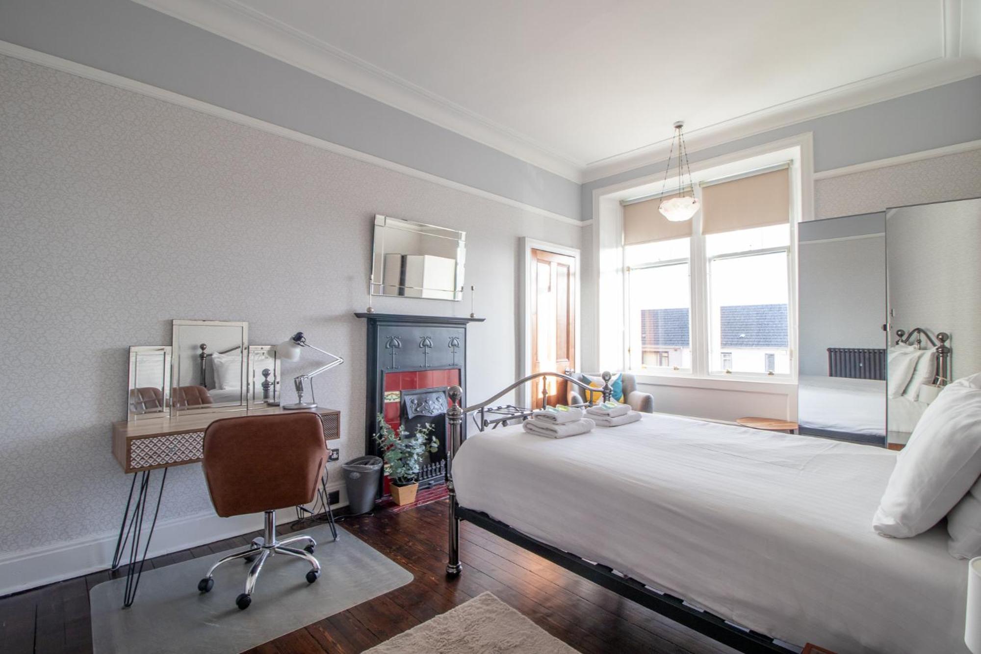 Pass The Keys Beautiful, Traditional 2 Bed Flat W Free Parking * Glasgow