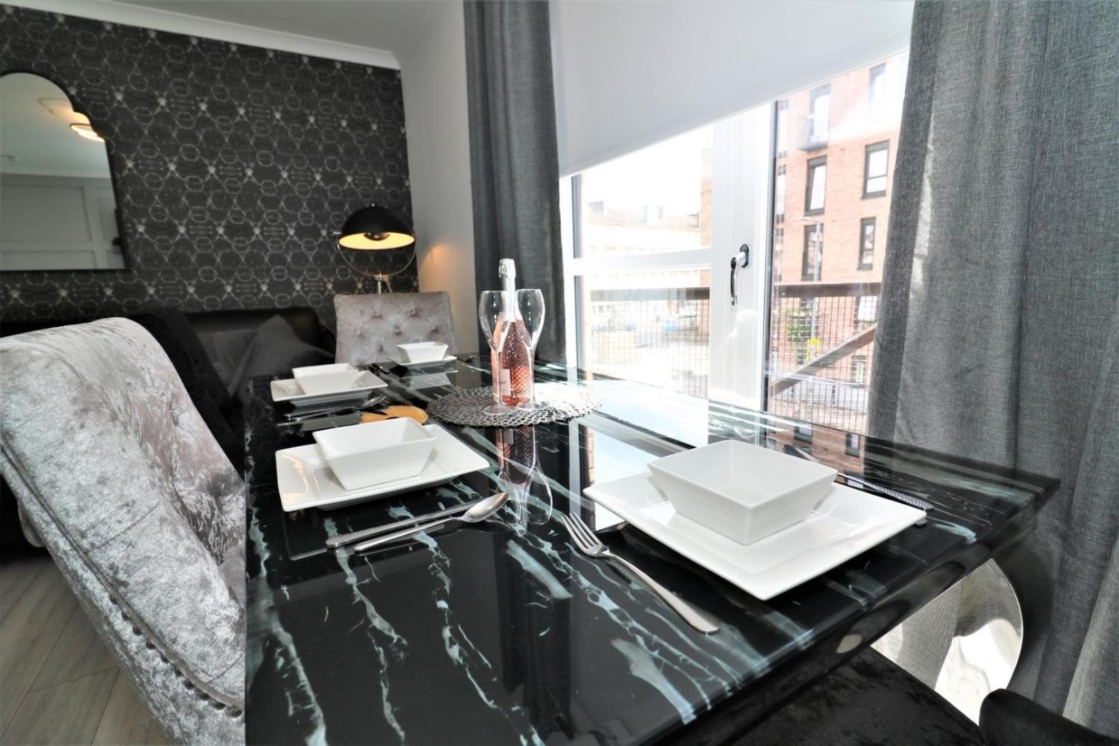 2 Bedroom At Secc Hydro Free Parking Apartment