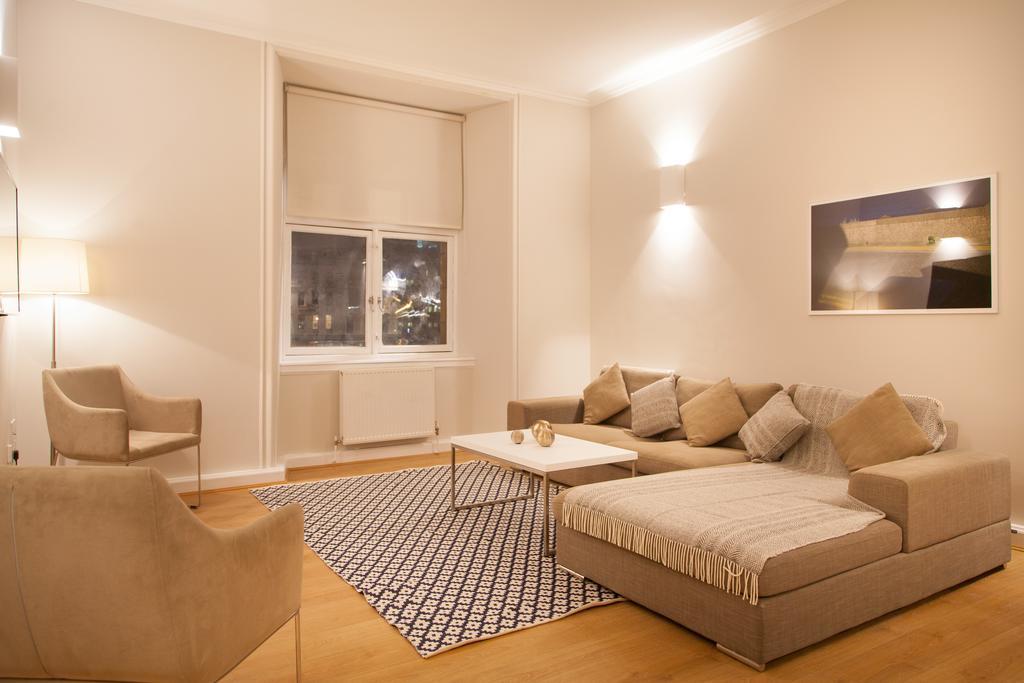 Premier George Square Apartment