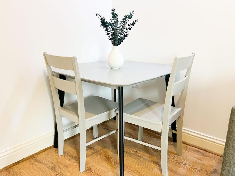 Chic Minimalist Retreat In Ibrox Apartment Glasgow