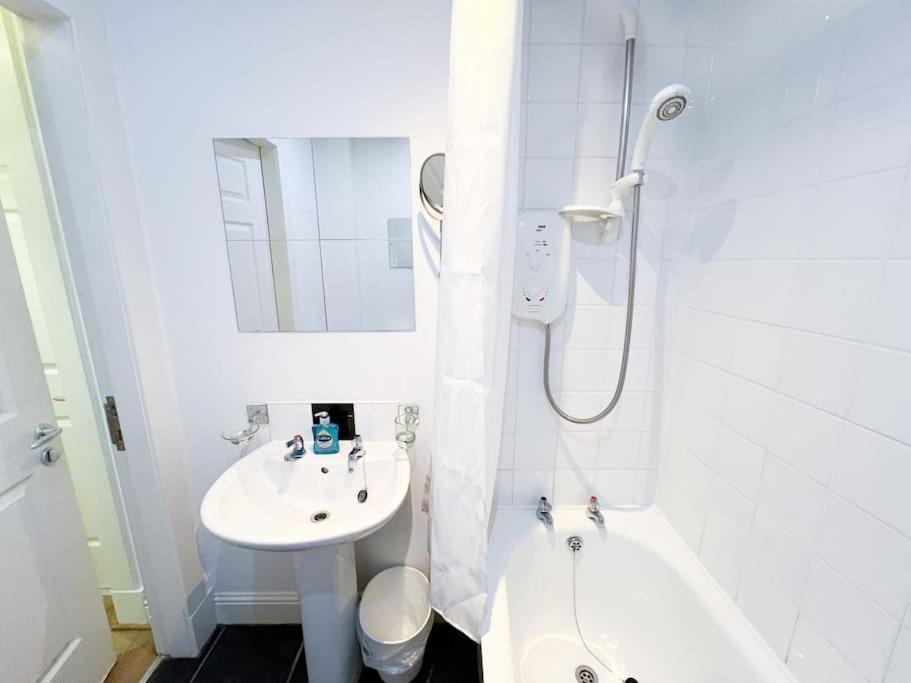 Apartment Chic Minimalist Retreat In Ibrox Glasgow