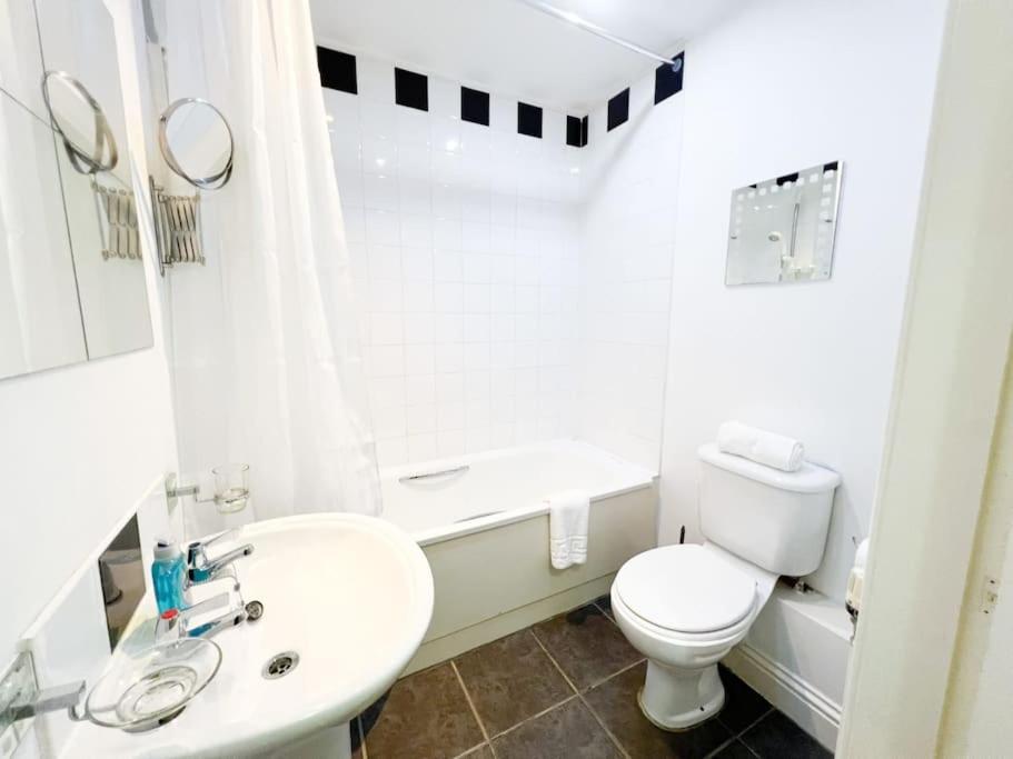 Chic Minimalist Retreat In Ibrox *