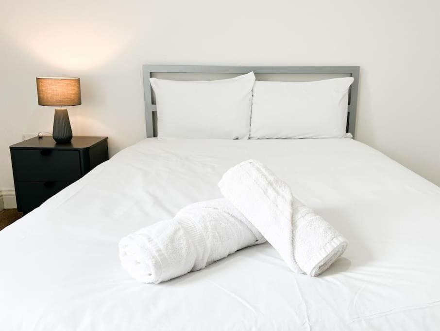 Apartment Chic Minimalist Retreat In Ibrox