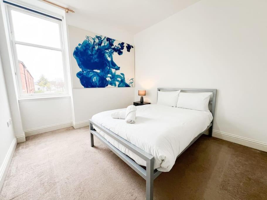 Chic Minimalist Retreat In Ibrox