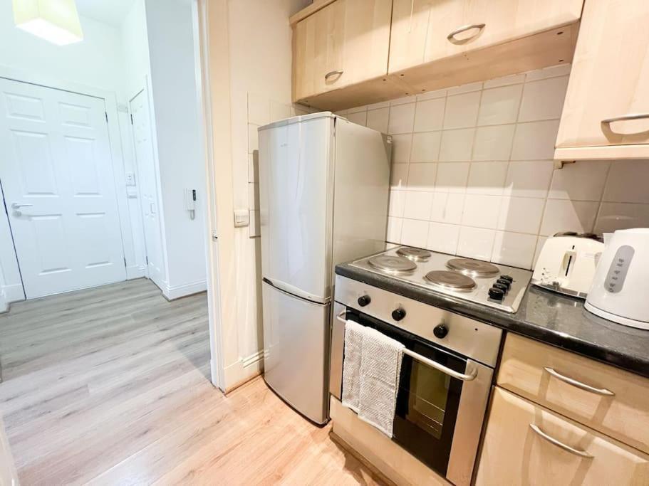 Chic Minimalist Retreat In Ibrox