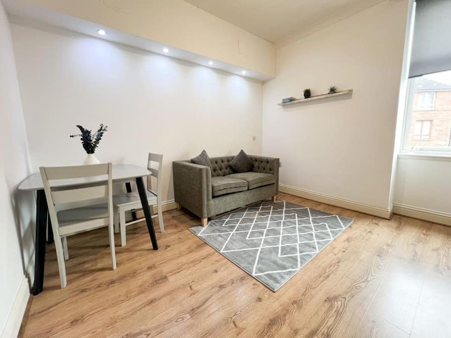 Apartment Chic Minimalist Retreat In Ibrox Glasgow