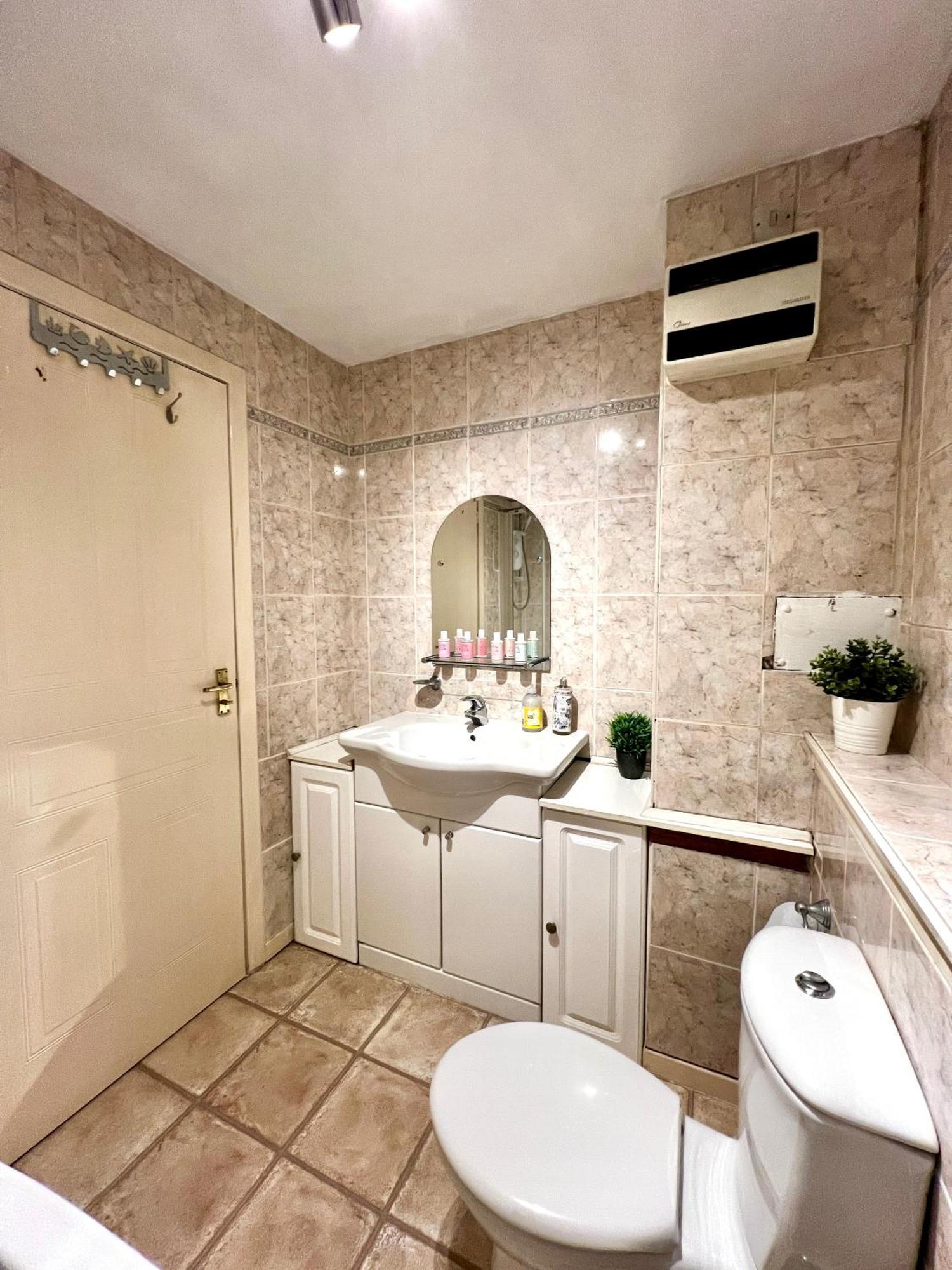Ground Floor Flat With Free Parking & Wifi *