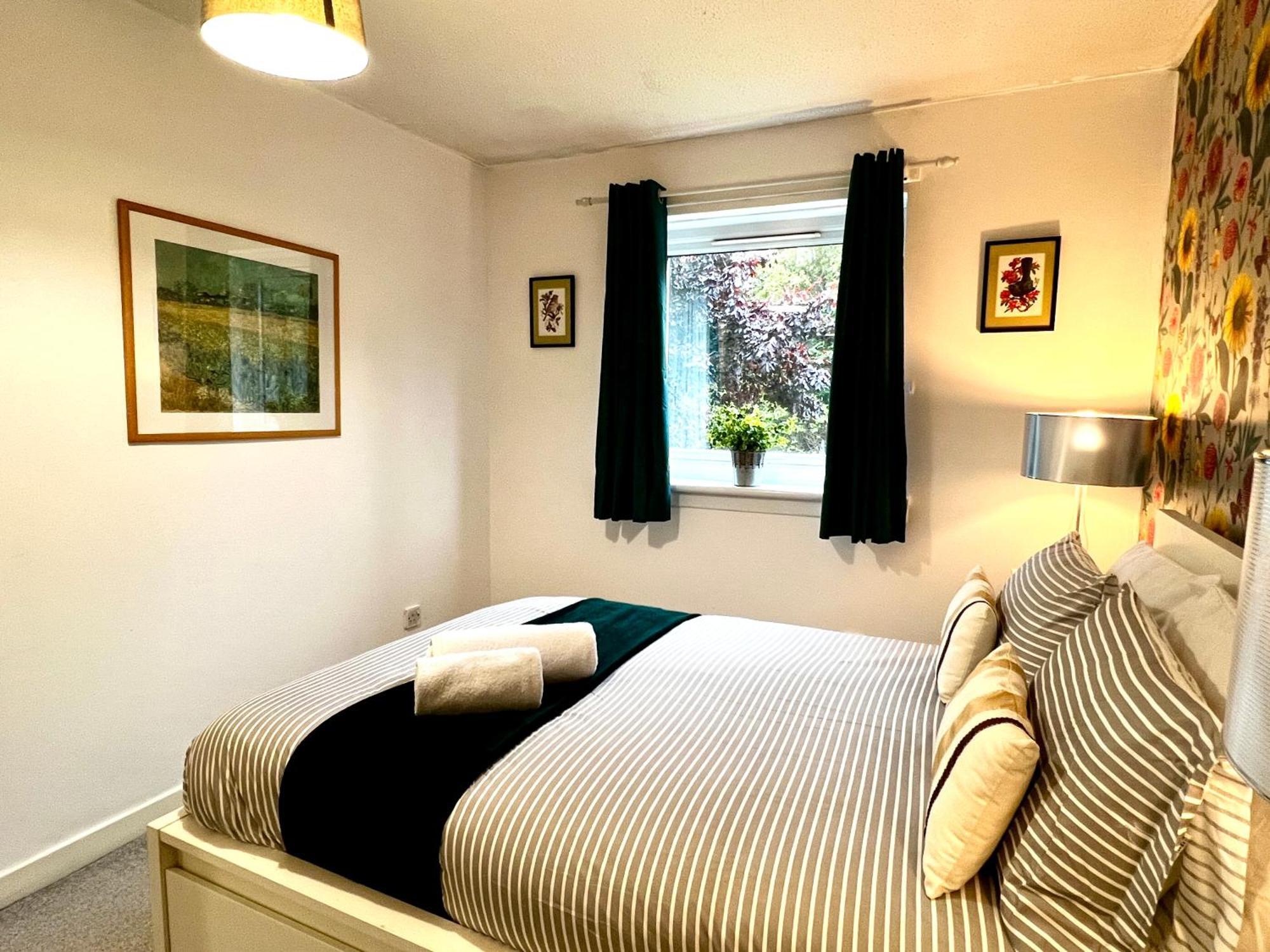 Ground Floor Flat With Free Parking & Wifi Glasgow