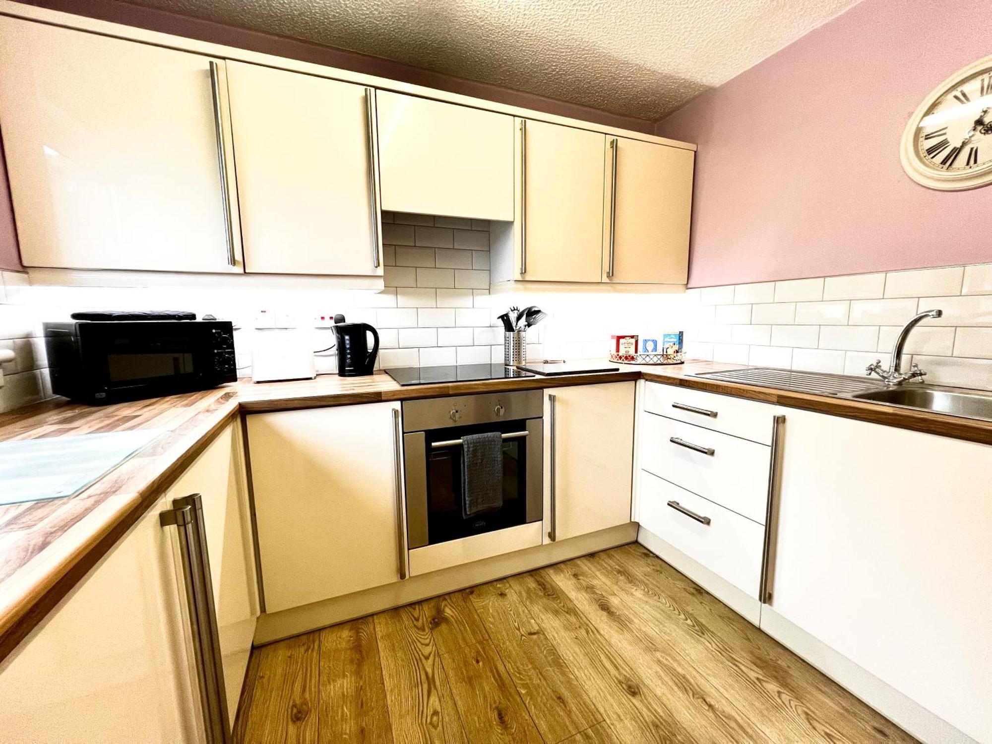Ground Floor Flat With Free Parking & Wifi Apartment *