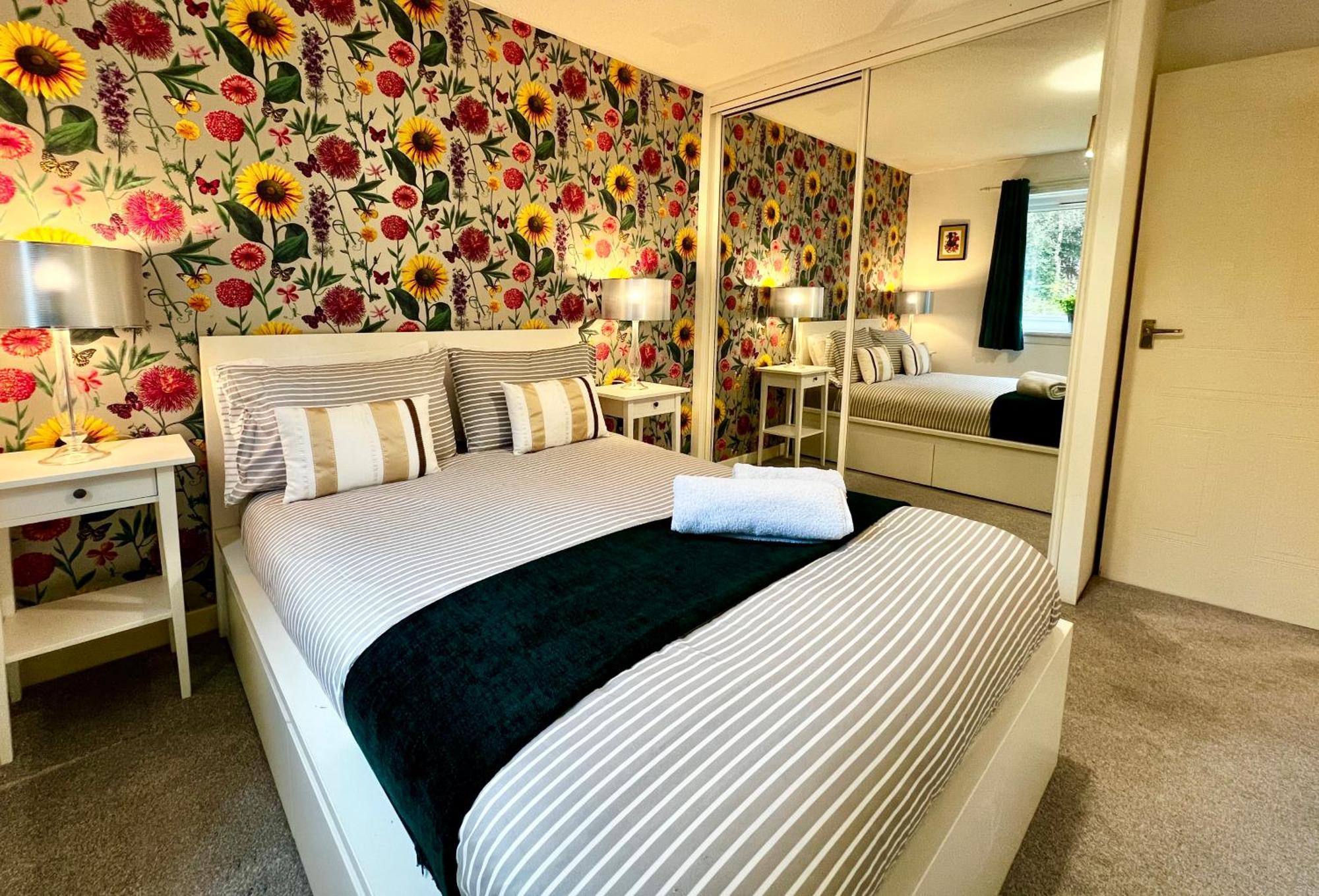 Apartment Ground Floor Flat With Free Parking & Wifi *