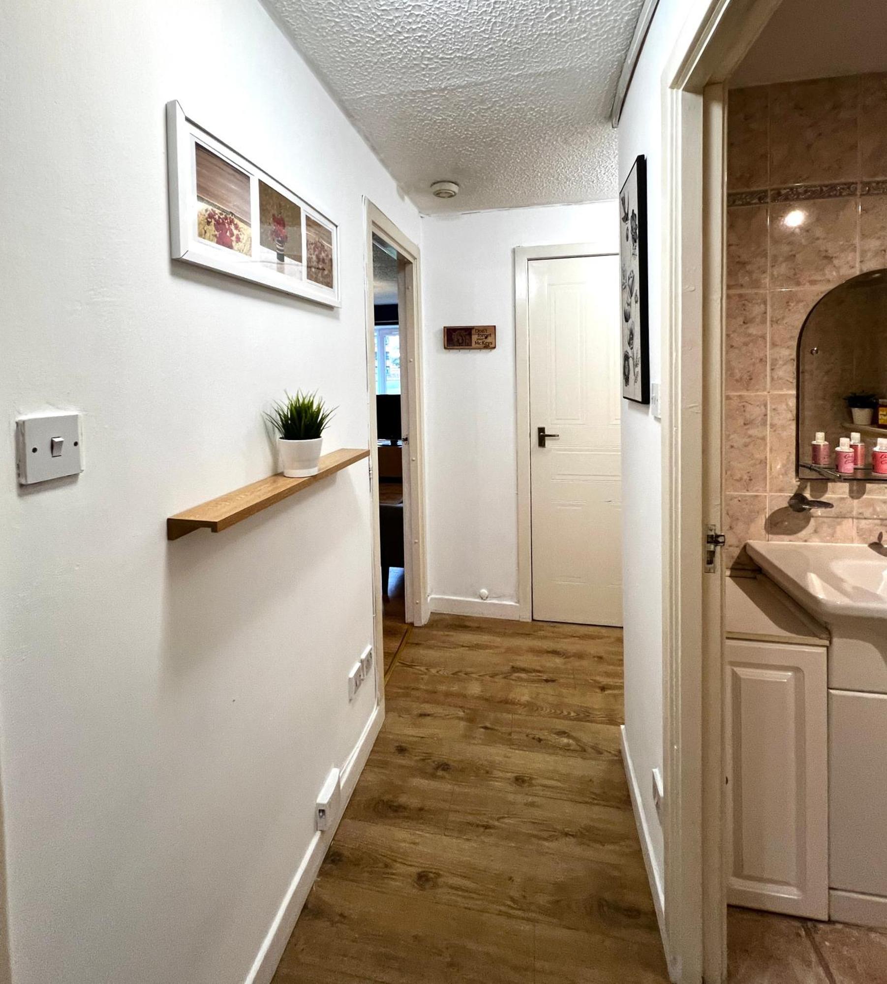 Ground Floor Flat With Free Parking & Wifi *