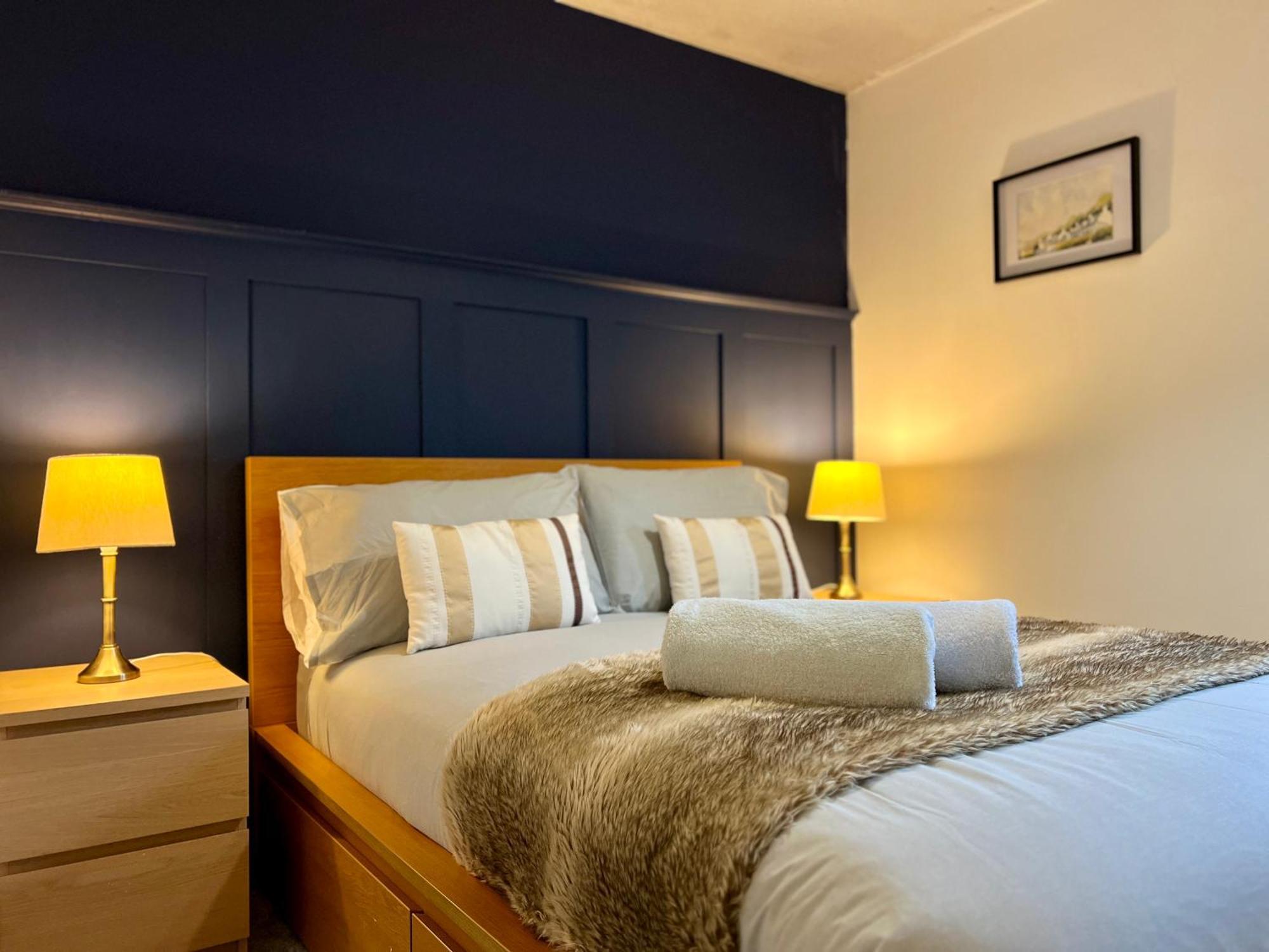 Apartment Ground Floor Flat With Free Parking & Wifi *