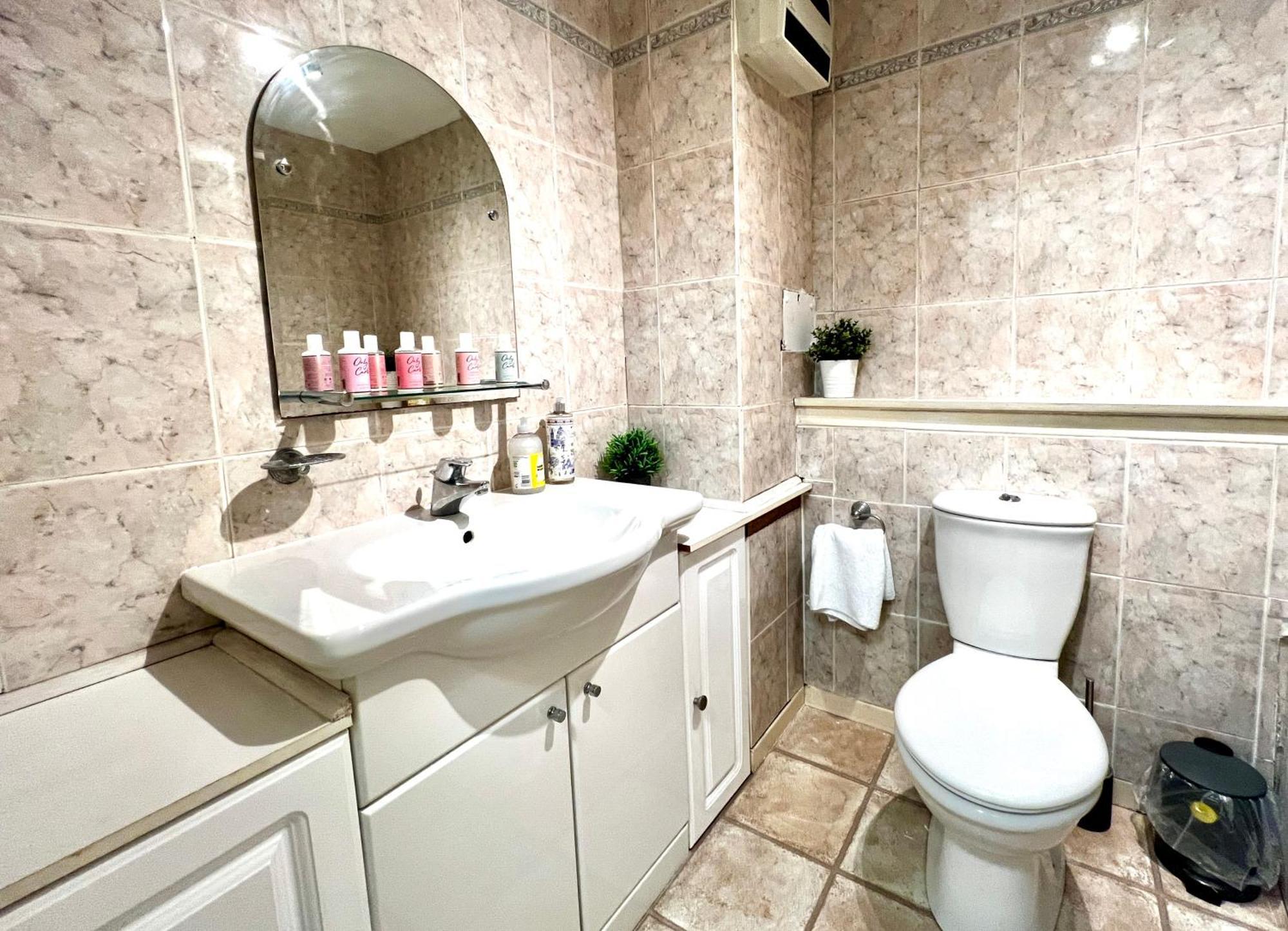Ground Floor Flat With Free Parking & Wifi Apartment Glasgow
