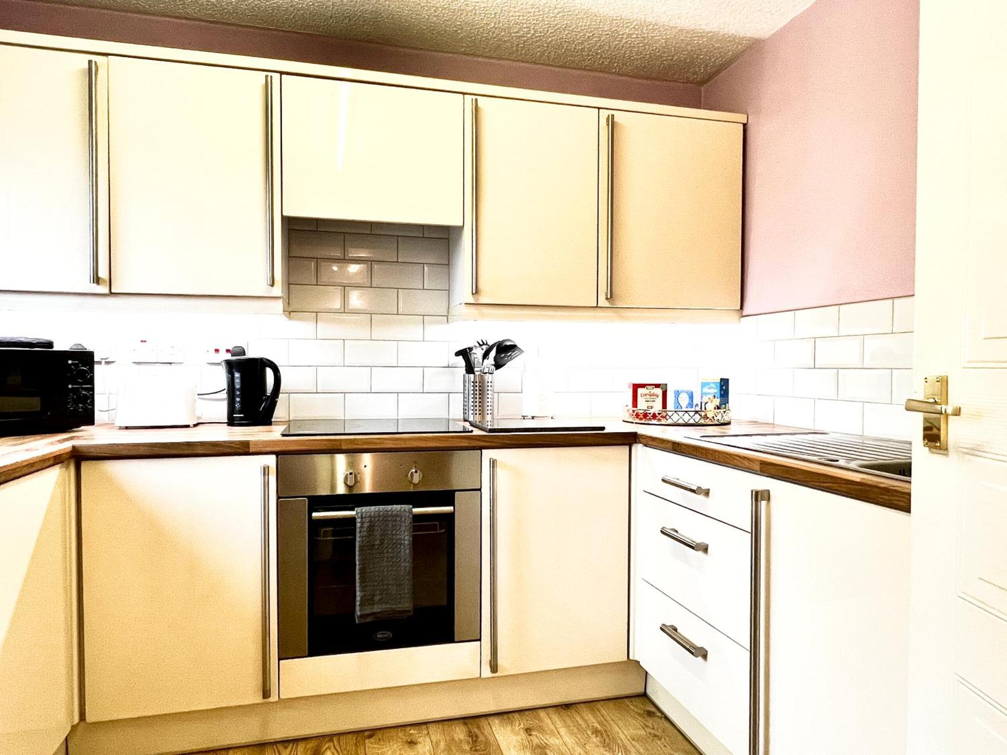 Ground Floor Flat With Free Parking & Wifi Apartment *