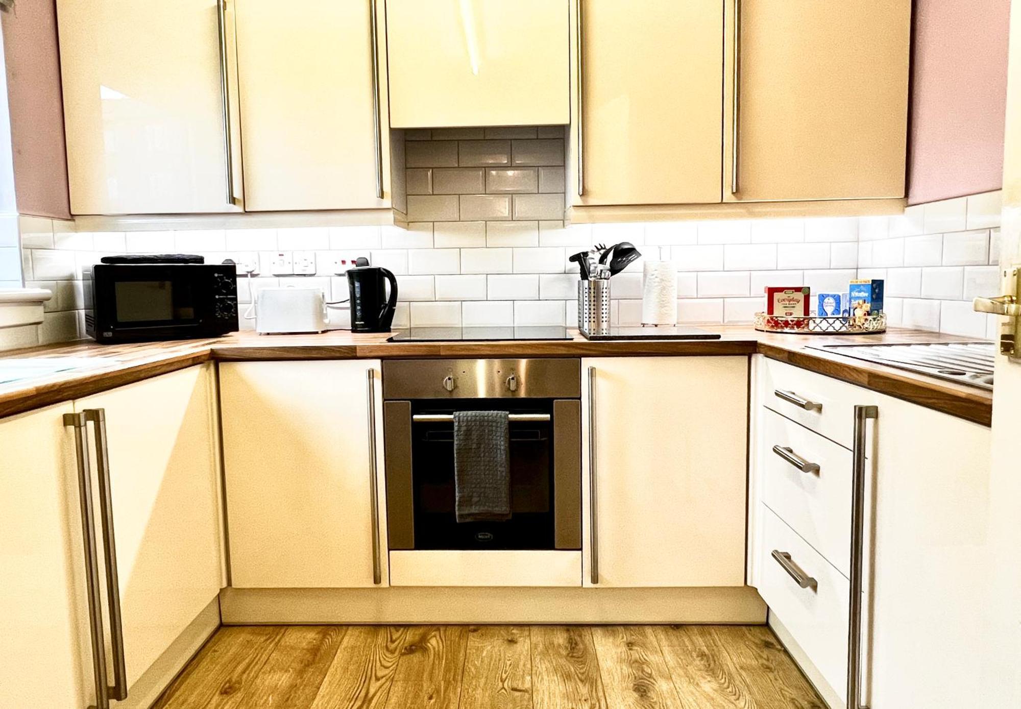 Apartment Ground Floor Flat With Free Parking & Wifi *