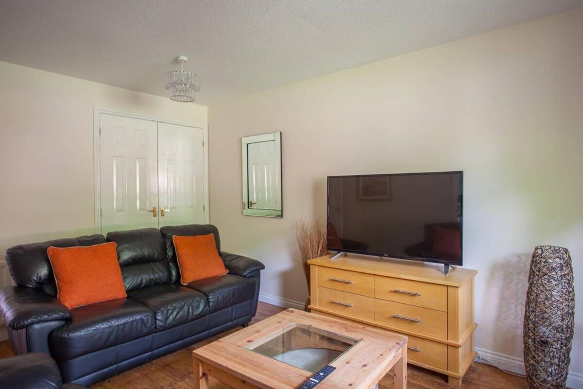 Homely Flat Close To Centre With Free Parking *