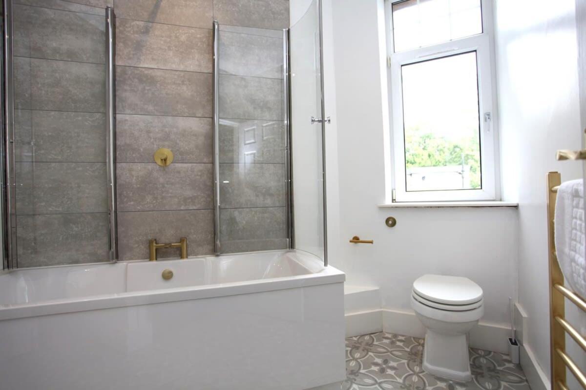 Apartment Three Bedroom Upper Flat In Jordanhill *