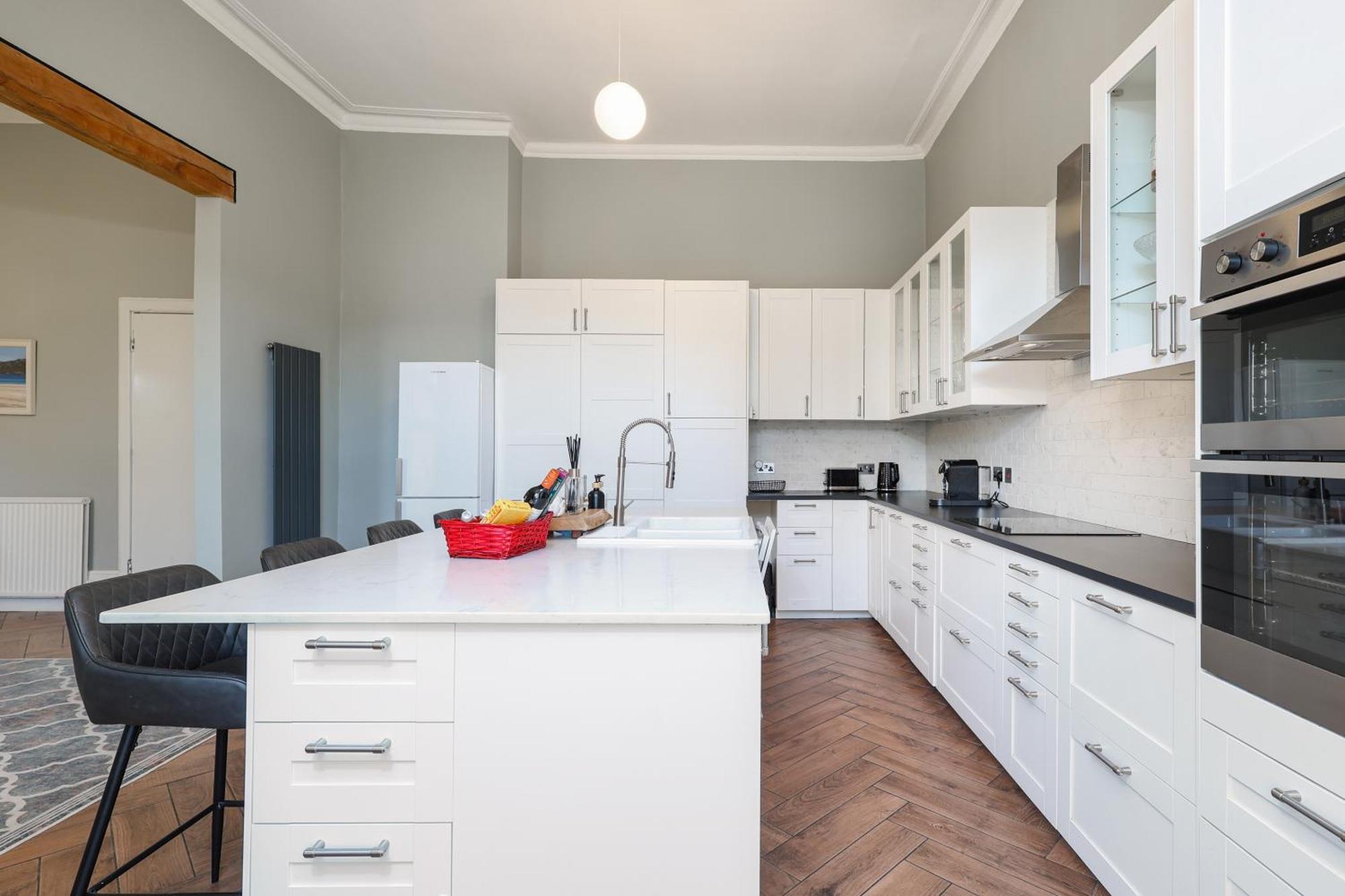Extravagant 6 Bed Victorian Townhouse With Hot Tub