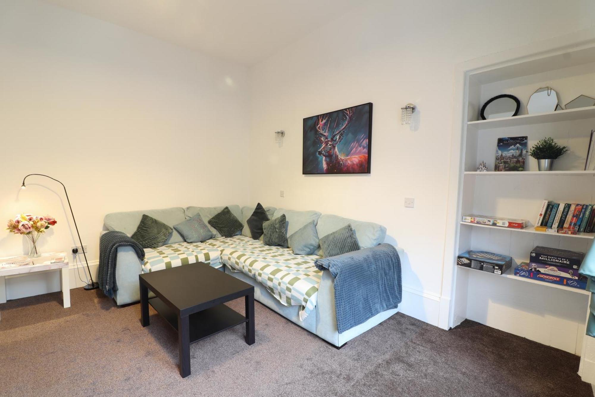 Apartment 2 Bed Flat - Street Parking