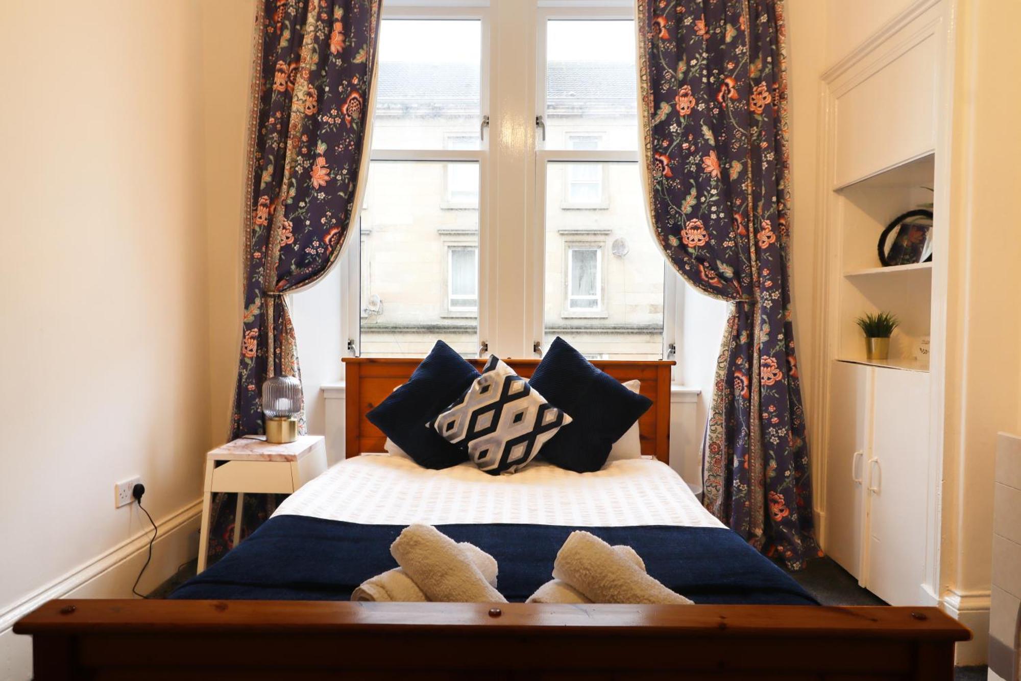 Apartment 2 Bed Flat - Street Parking Glasgow