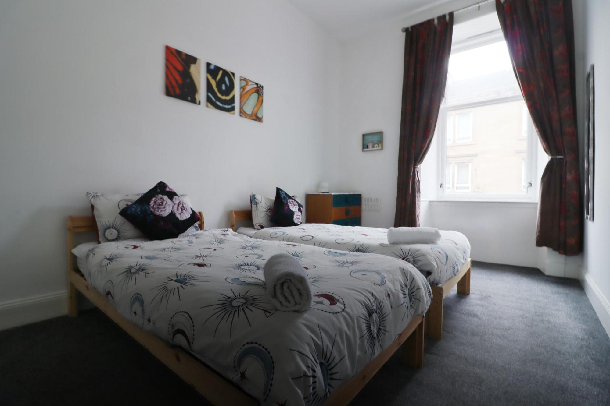 2 Bed Flat - Street Parking Glasgow
