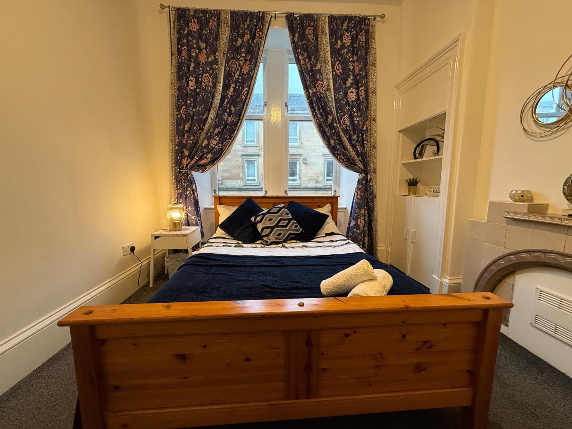 2 Bed Flat - Street Parking