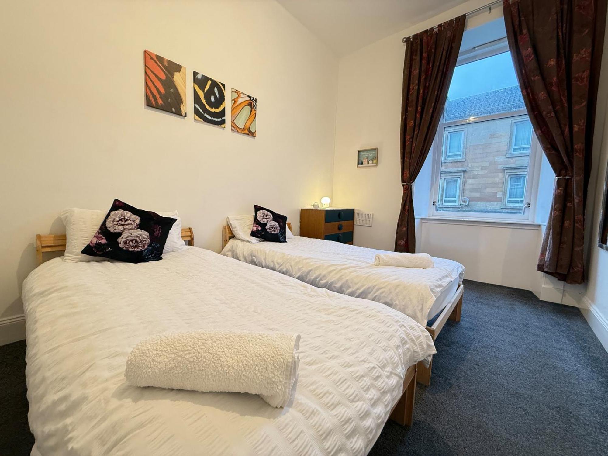 2 Bed Flat - Street Parking Apartment *