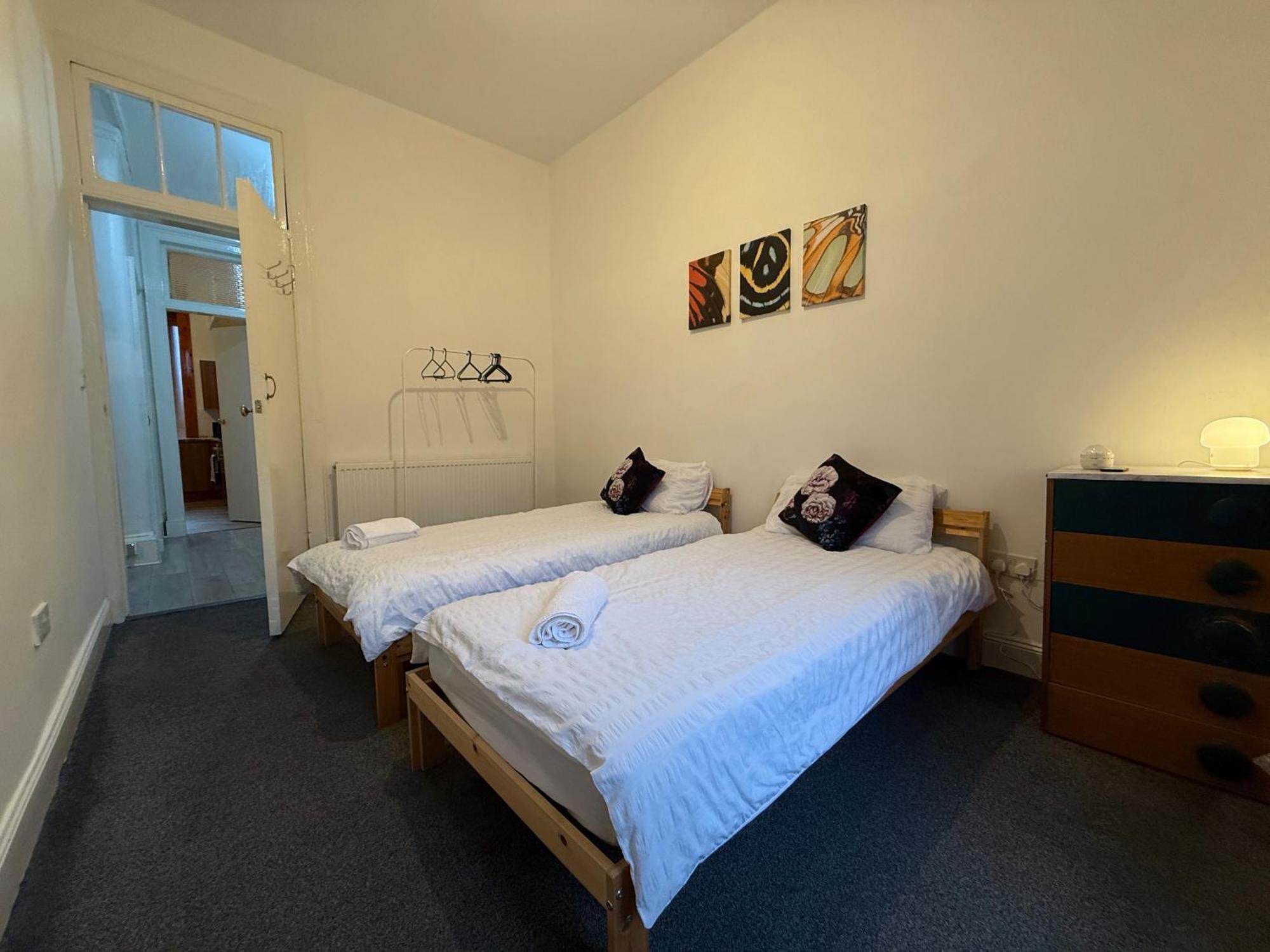 Apartment 2 Bed Flat - Street Parking Glasgow