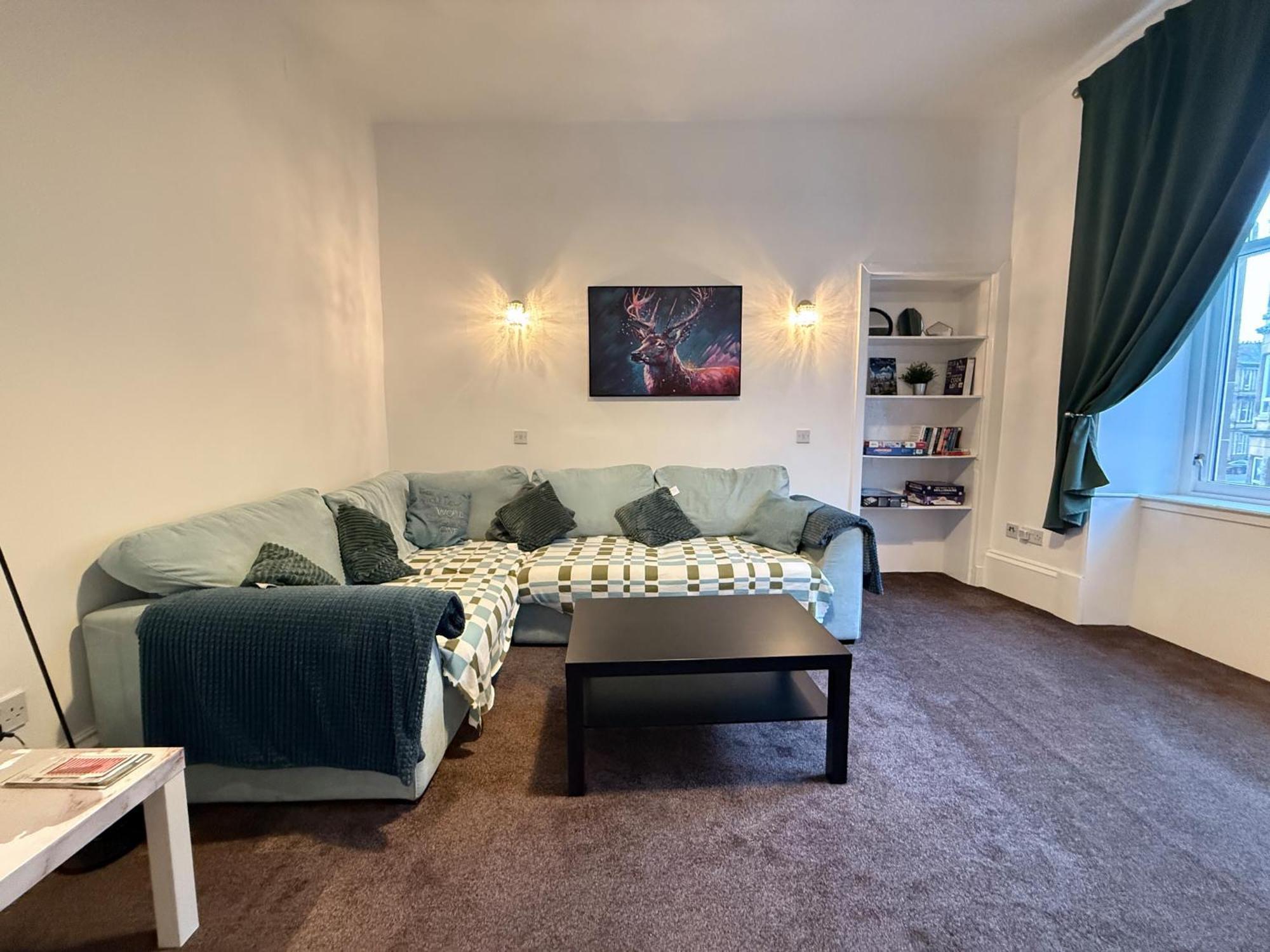 2 Bed Flat - Street Parking Apartment