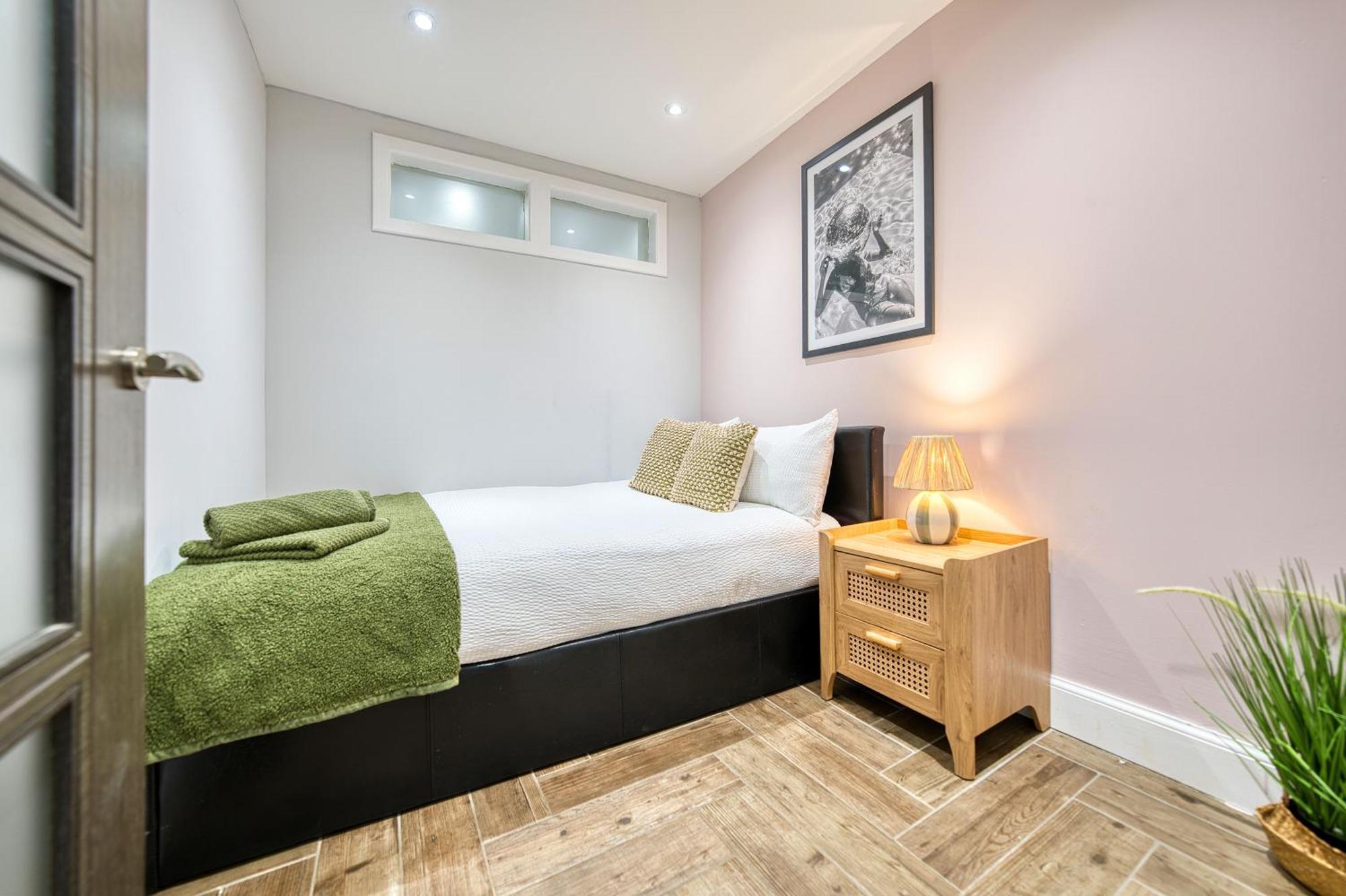 Spacious 4 Bedroom Near West End * Glasgow