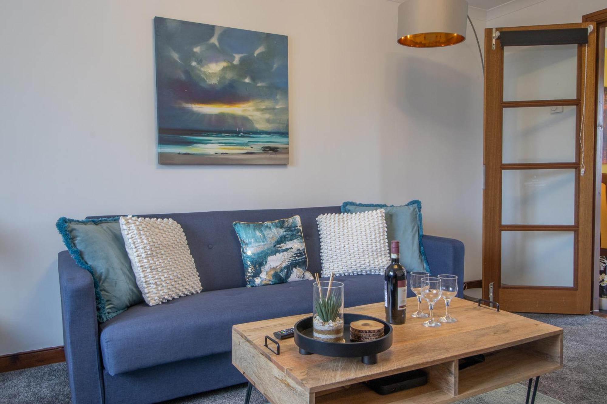 Glasgow, Spacious, 2 Bed With Parking Holiday home