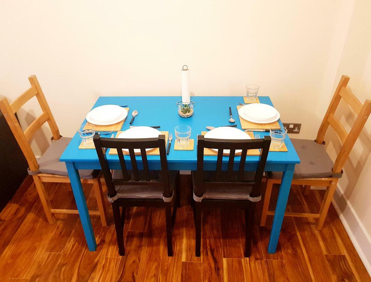 Bright, Spacious 2 Bedroom In The Heart Of City Apartment *