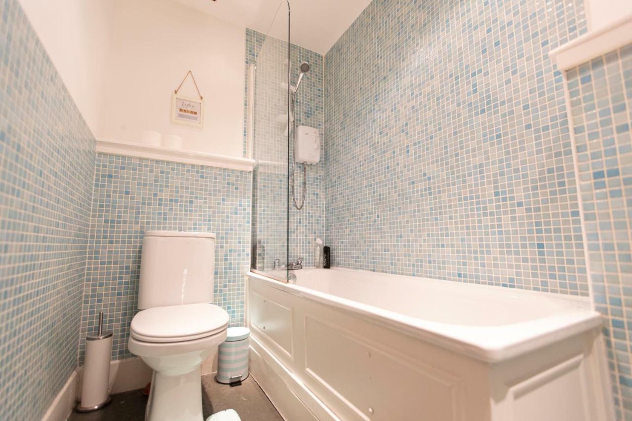 Bright, Spacious 2 Bedroom In The Heart Of City Apartment *