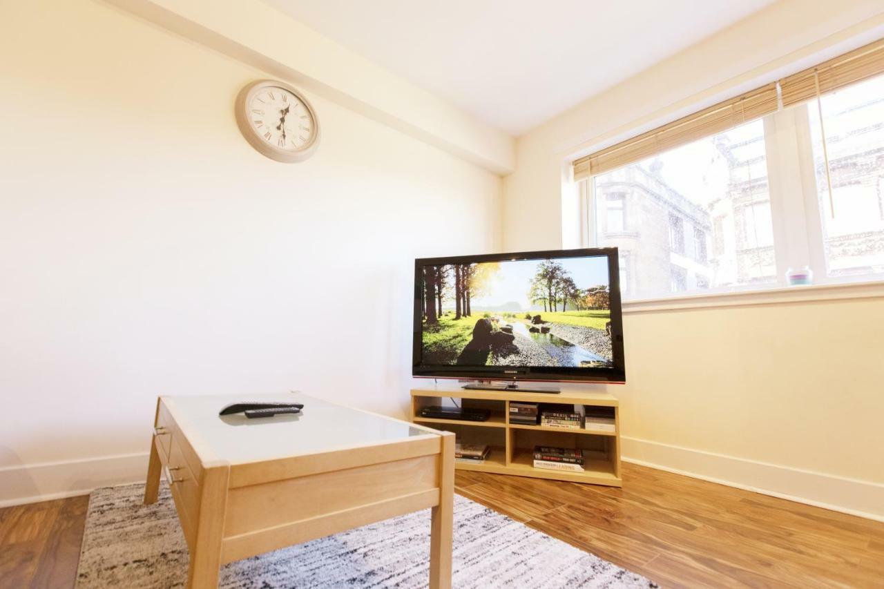 Bright, Spacious 2 Bedroom In The Heart Of City Apartment *