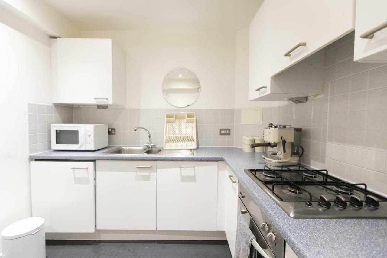 Bright, Spacious 2 Bedroom In The Heart Of City Apartment *